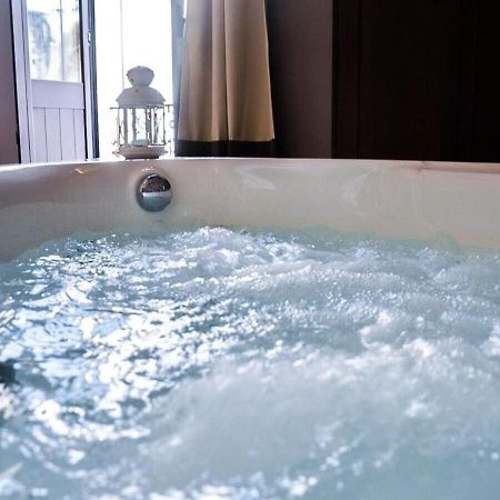 Wineexperience- Wine&Jacuzzi Suite เลชเช ภายนอก รูปภาพ