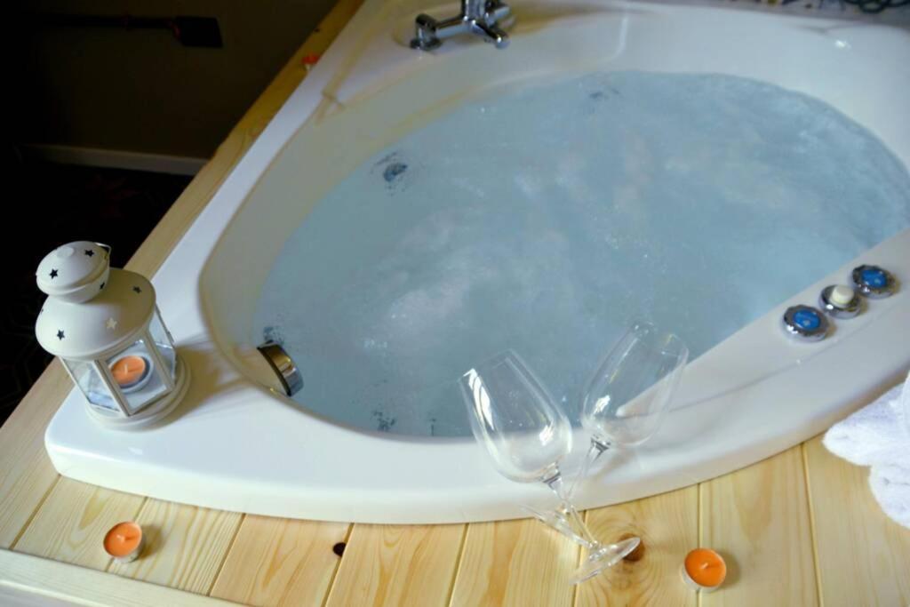 Wineexperience- Wine&Jacuzzi Suite เลชเช ภายนอก รูปภาพ