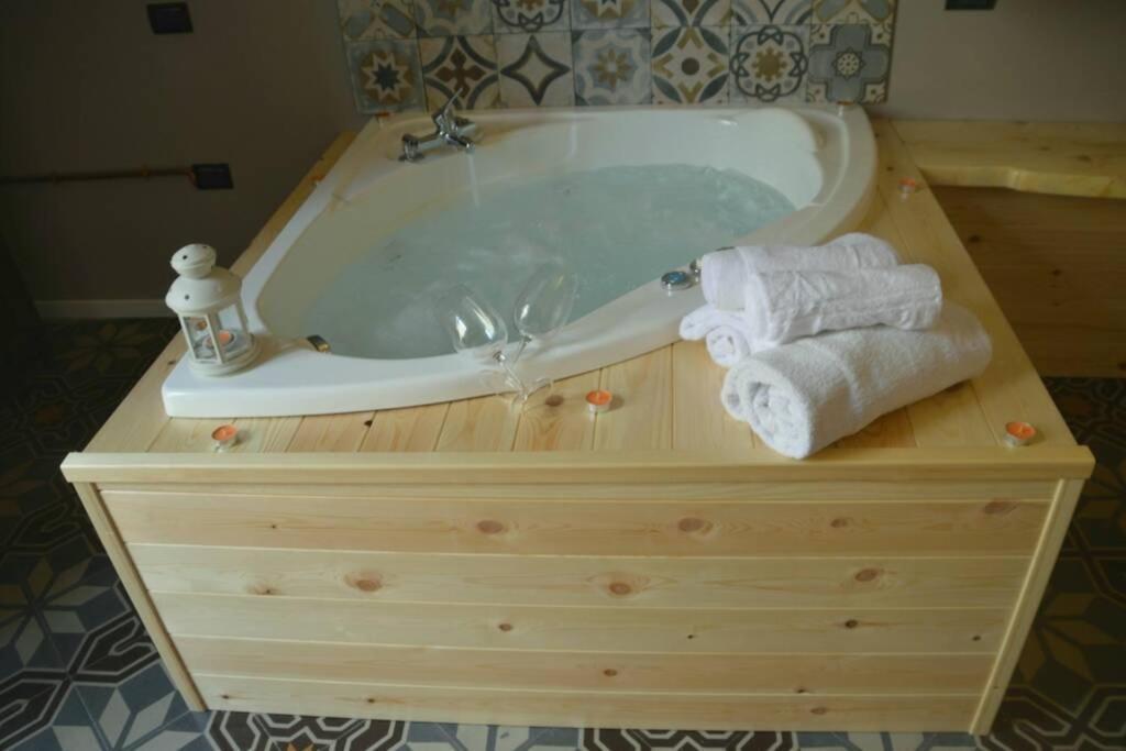 Wineexperience- Wine&Jacuzzi Suite เลชเช ภายนอก รูปภาพ