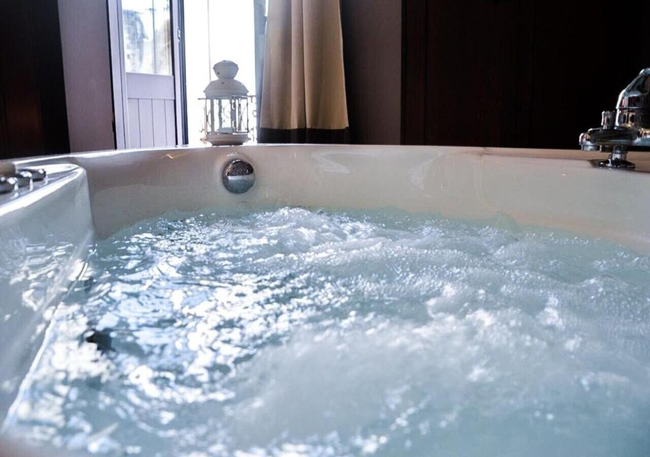 Wineexperience- Wine&Jacuzzi Suite เลชเช ภายนอก รูปภาพ