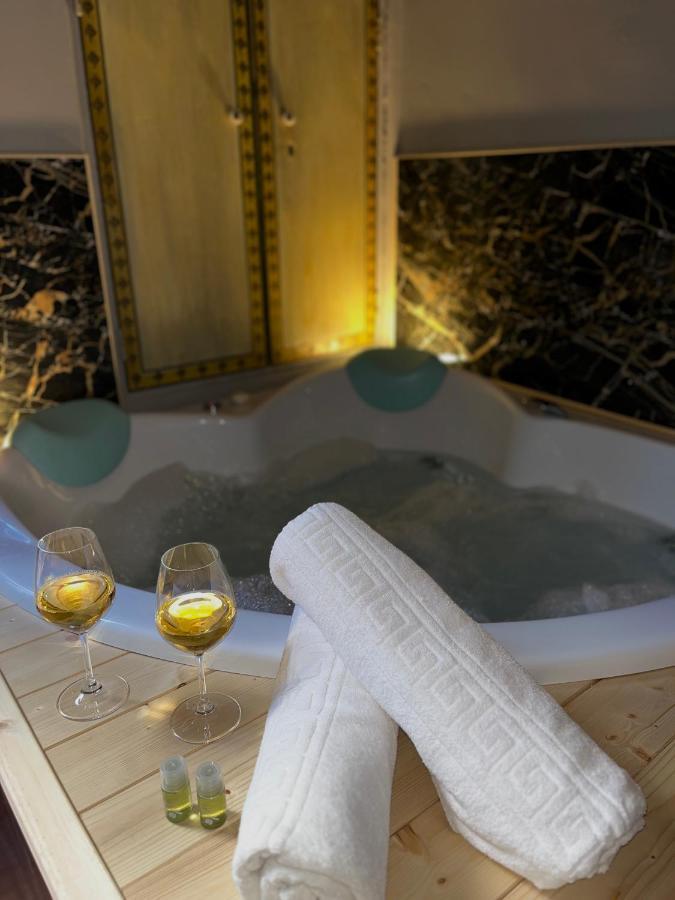 Wineexperience- Wine&Jacuzzi Suite เลชเช ภายนอก รูปภาพ