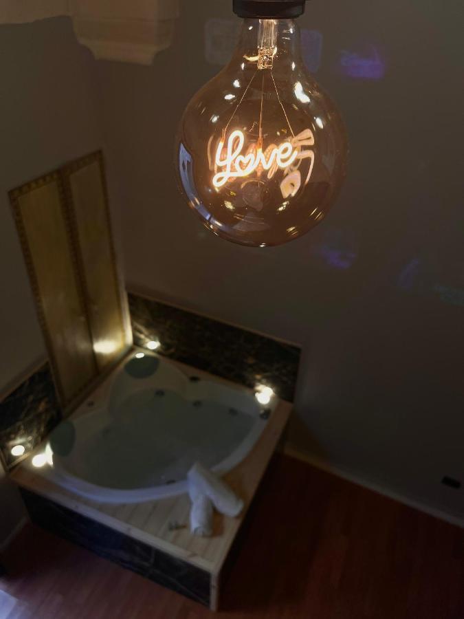Wineexperience- Wine&Jacuzzi Suite เลชเช ภายนอก รูปภาพ