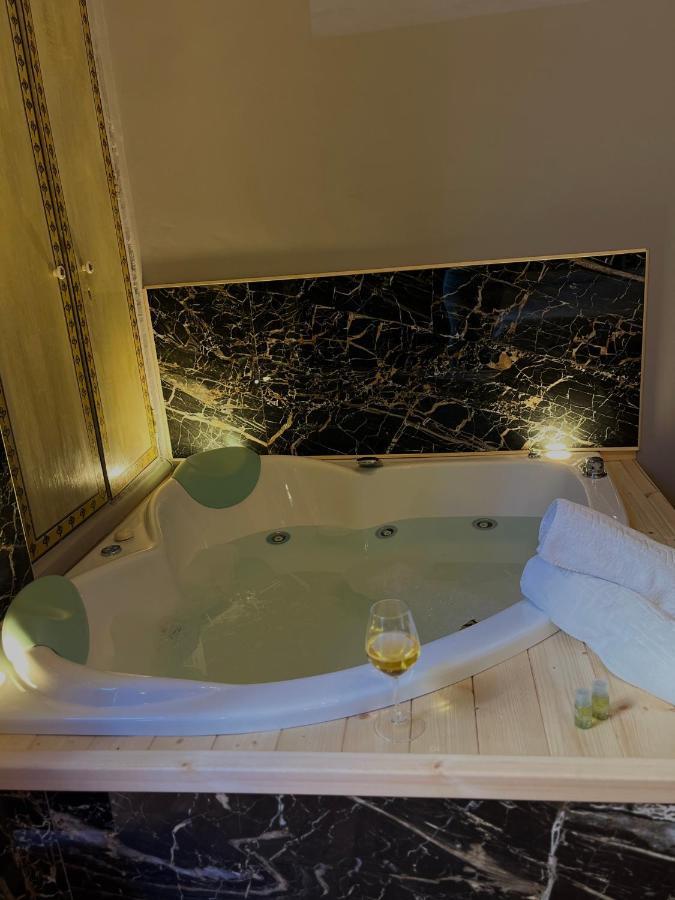 Wineexperience- Wine&Jacuzzi Suite เลชเช ภายนอก รูปภาพ